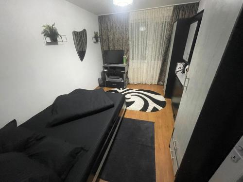 Habitación con cama y TV. en Casita, en Vaslui
