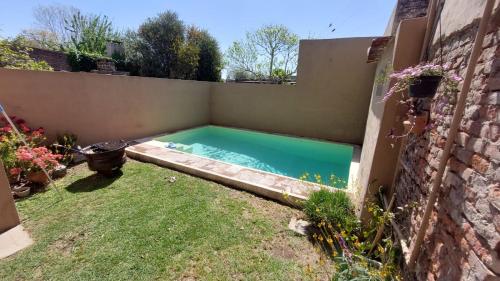 una piscina en el patio trasero de una casa en Casa Vieytes en San Antonio de Areco