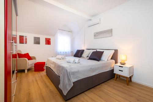 Postel nebo postele na pokoji v ubytování Mediterranean terrace apartment with Bikes & SUP