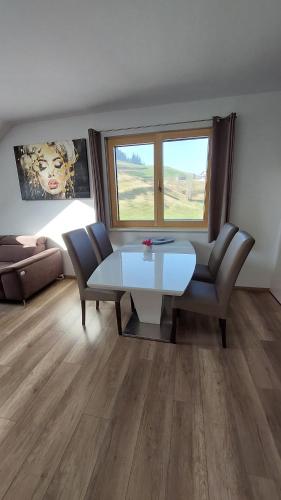 salon ze stołem, krzesłami i kanapą w obiekcie Living Apartment w mieście Hittisau