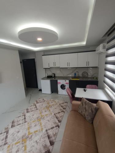 a living room with a couch and a kitchen at Fatih apart otel in Bostancı