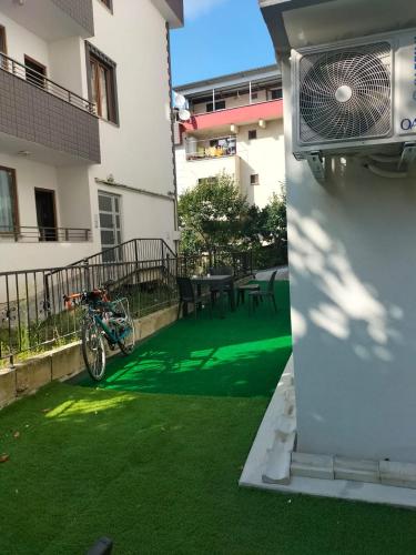 a balcony with a green lawn in a building at Fatih apart otel in Bostancı