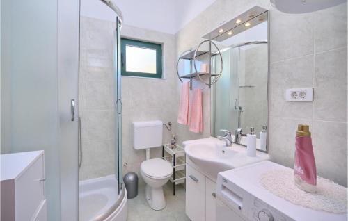 e bagno con lavandino, servizi igienici e doccia. di Gorgeous Home In Podstrana With House Sea View a Podstrana