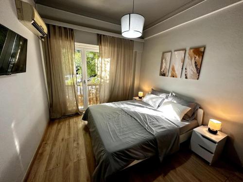 Postel nebo postele na pokoji v ubytování Your Cozy Home in Athens