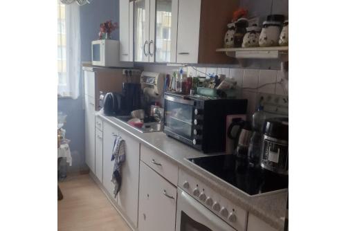 kuchnia z białymi szafkami i piekarnikiem w obiekcie Private Rooms w Hanowerze