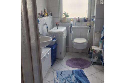 La salle de bains est pourvue de toilettes et d'un lavabo. dans l'établissement Private Rooms, à Hanovre