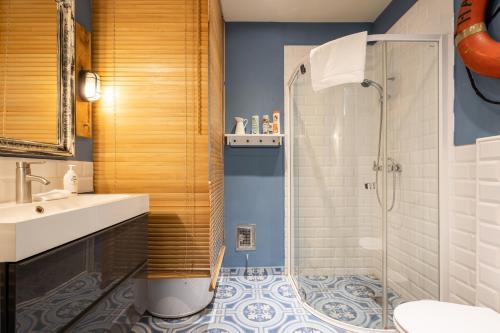 La salle de bains est pourvue d'une douche et d'un lavabo. dans l'établissement Paulay Deluxe studio, à Budapest