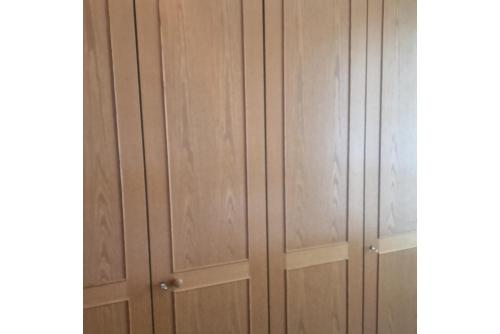 drewniana szafa z dwoma drzwiami w obiekcie Private Rooms w Hanowerze