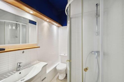 une salle de bain avec toilettes, lavabo et douche dans l'établissement Michel Columb elegant - en centre ville, à Nantes