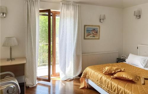een slaapkamer met een bed en een glazen schuifdeur bij Awesome Home In Svib With Wifi in Svib