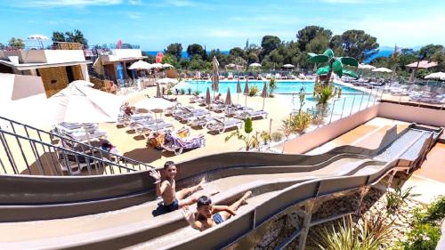 2 personnes sur un toboggan dans un complexe dans l'établissement Paradis bleu et ile d'or, à Saint-Raphaël