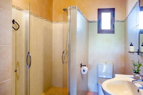 ein Bad mit einer Dusche, einem WC und einem Waschbecken in der Unterkunft Sa Madoneta in Santanyi