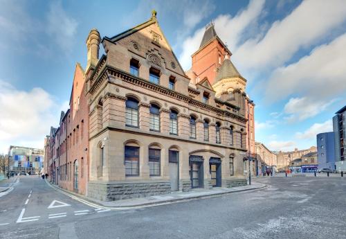 an old building on the corner of a street at Charltons Bonds 2A Stylish Staycation City Break in Newcastle upon Tyne