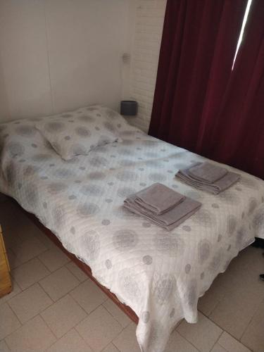 a bed with towels on it in a room at Lugar de descanso LA JESUSA in Playa Unión