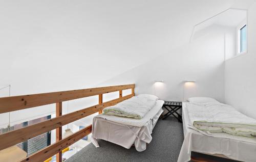 Duas camas num quarto com varanda em 2 Bedroom Stunning Apartment In Fan em Fanø
