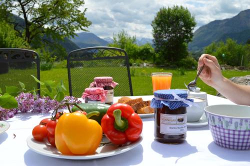 una mesa con un plato de comida con verduras. en Pension Schindlau en Scharnstein