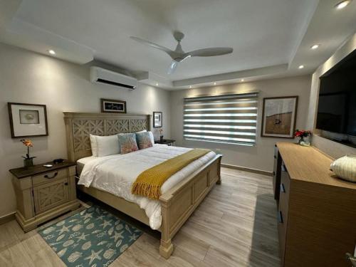 Beachfront Luxury 2 Bedroom at Wyndham Rio Mar, PR tesisinde bir odada yatak veya yataklar
