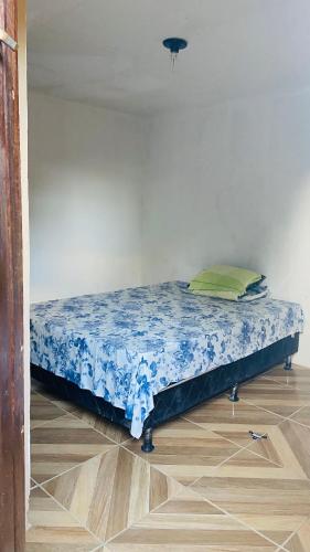 Bett in einem Zimmer mit einer Matratze in der Unterkunft Chácara Nascimento in Vitória de Santo Antão