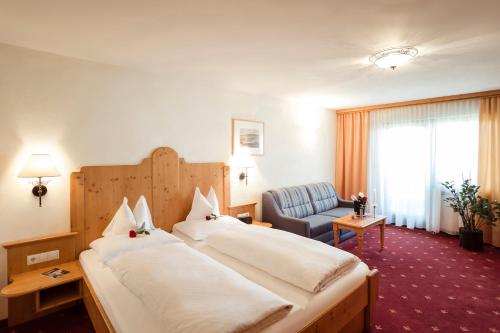 um quarto de hotel com duas camas e uma cadeira em Die Linde em Höchst