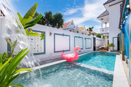 a pool with a pink rubber duck in the middle of a house at Villa Hồ Bơi Vũng Tàu Gần Biển Free Bida + Karaoke - 28/2 LLQ in Vung Tau