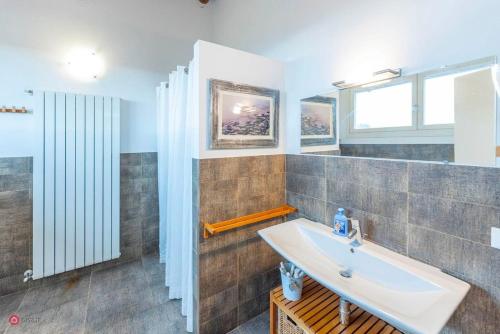 ein Badezimmer mit einer Badewanne und einem Waschbecken in der Unterkunft Casa Fevira Borgo in Borgo San Lorenzo