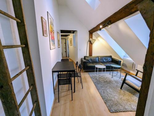 un salon avec un canapé et une table dans l'établissement Appartement des Serruriers, à Strasbourg