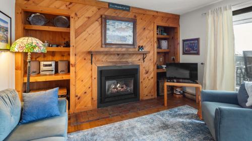 Televisyen dan/atau pusat hiburan di Sugarbush Snowside Condo 14