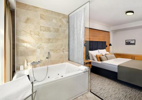Postel nebo postele na pokoji v ubytování Hotel Galeria Thermal Bešeňová