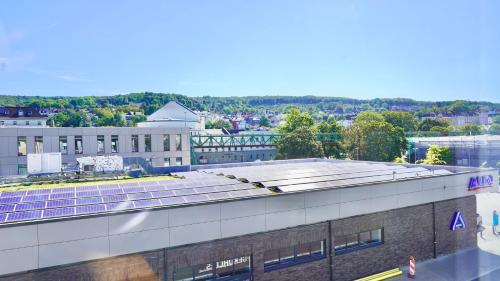 un bâtiment avec des panneaux solaires sur le toit dans l'établissement Zentral & Modern mit Parkplatz - 30 min bis zur Messe in Köln und Düsseldorf, à Wuppertal