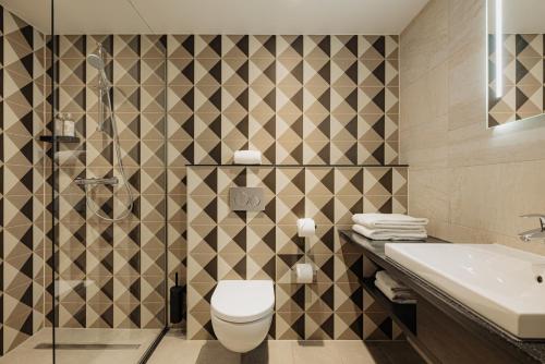La salle de bains est pourvue de toilettes et d'un lavabo. dans l'établissement Savoy Hotel Rotterdam, à Rotterdam