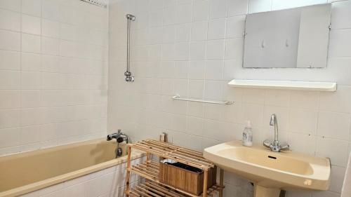 Un baño con lavabo y bañera. en Le Jude - studio - lumineux, en Vannes