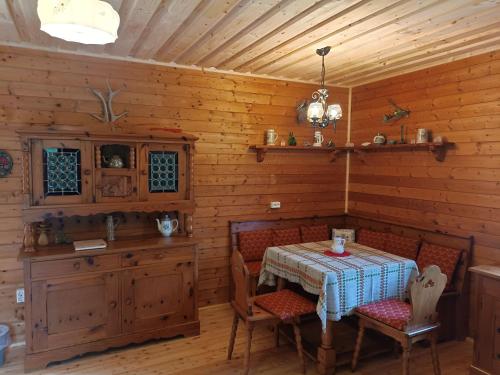 a dining room with a table and chairs in a cabin at Das 1000 Kraut Haus (Berghüttte) in Laimbach am Ostrong