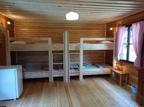 a room with two bunk beds in a log cabin at Das 1000 Kraut Haus (Berghüttte) in Laimbach am Ostrong