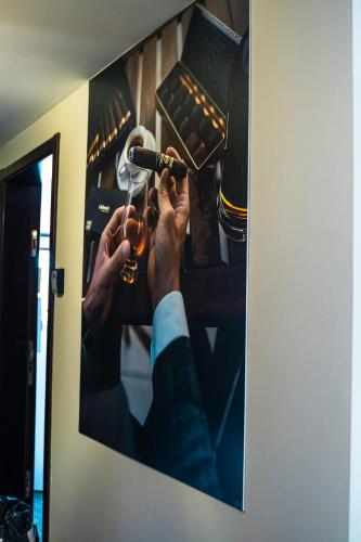 un homme tenant un microphone devant un miroir dans l'établissement Élégant 2 pièces proche de Paris et Disneyland, à Neuilly-sur-Marne