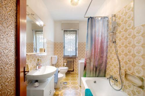 a bathroom with a sink and a toilet and a tub at Maison Blanchet in Sarre