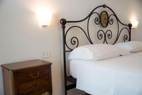 um quarto com uma cama e uma mesa de cabeceira em madeira em Cascina Dani em Agliano Terme