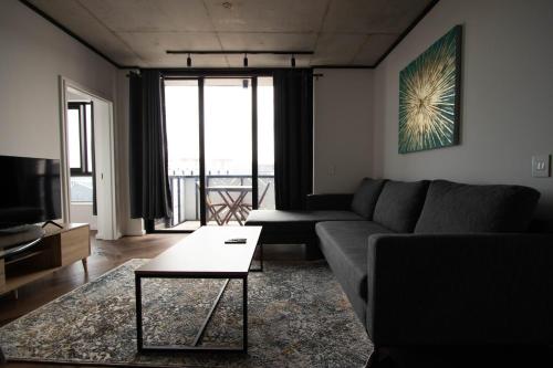 - un salon avec un canapé et une table dans l'établissement 9 Palms by Smart City Stays, au Cap