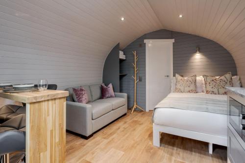 1 dormitorio con 1 cama y 1 sofá en una habitación en Long Ashes - Tan, en Tattenhall