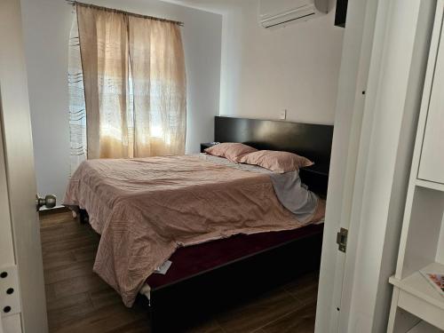 una camera da letto con un grande letto e una finestra di Ancla 201 Departamento Familiar a Altata