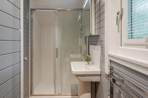 La salle de bains est pourvue d'une douche et d'un lavabo. dans l'établissement Long Ashes - Tan, à Tattenhall