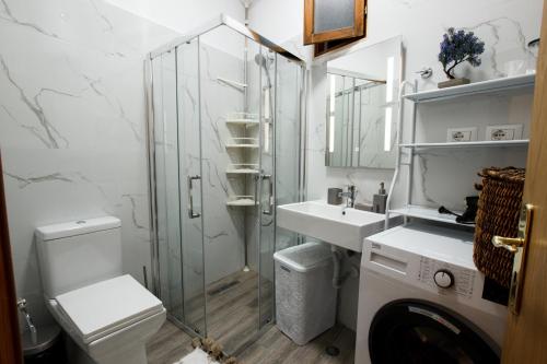 uma casa de banho com um chuveiro, um WC e um lavatório. em A&Fabio Guesthouse em Gjirokastër