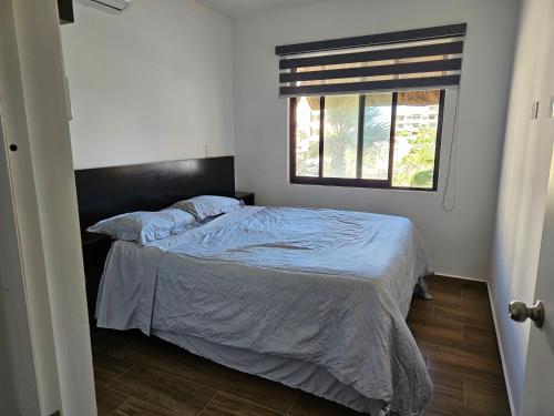 a bedroom with a bed and a window at Ancla 201 Departamento Familiar in Altata
