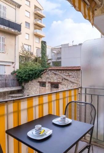 - deux tasses de café assises sur une table sur un balcon dans l'établissement 3 pièces- Vieux port- Terrasse - Parking Possible, à Cannes
