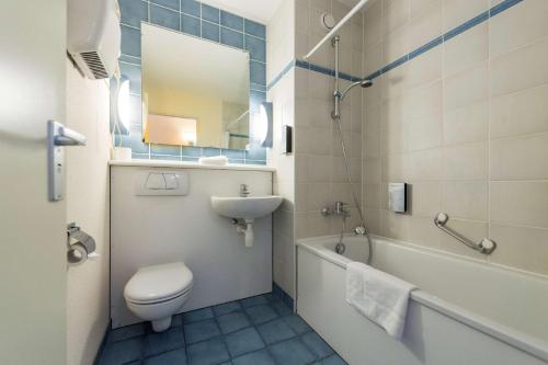 y baño con aseo, lavabo y bañera. en Campanile Hotel & Restaurant Brussels Vilvoorde, en Vilvoorde