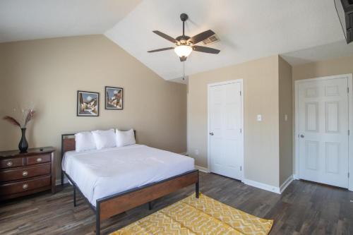 - une chambre avec un lit et un ventilateur de plafond dans l'établissement Century Oaks Townhome, à Gulfport