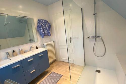 une salle de bain avec une douche en verre et un lavabo dans l'établissement La Villa FranceYann, à Carnac