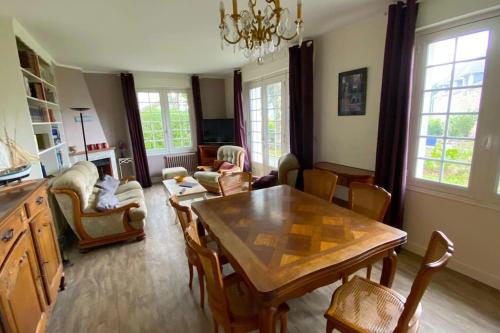 un salon avec une table et des chaises en bois dans l'établissement La Villa FranceYann, à Carnac