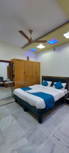 een slaapkamer met een groot bed en een plafond bij The Kashi Inn. A 7 bedroom holiday home. Near Assi Ghat. in Upal