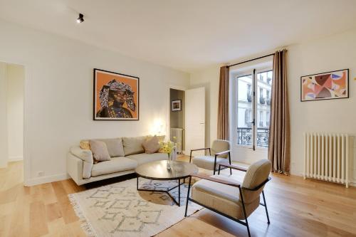 Photo de la galerie de l'établissement Paris West Living - La Fayette-Elegant big 1BR, à Paris