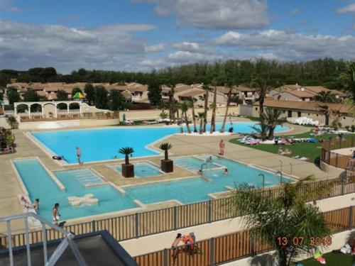 - une vue sur une grande piscine d'un complexe dans l'établissement Maisonnette 4/6p. piscines toboggans et plage 200m, à Portiragnes